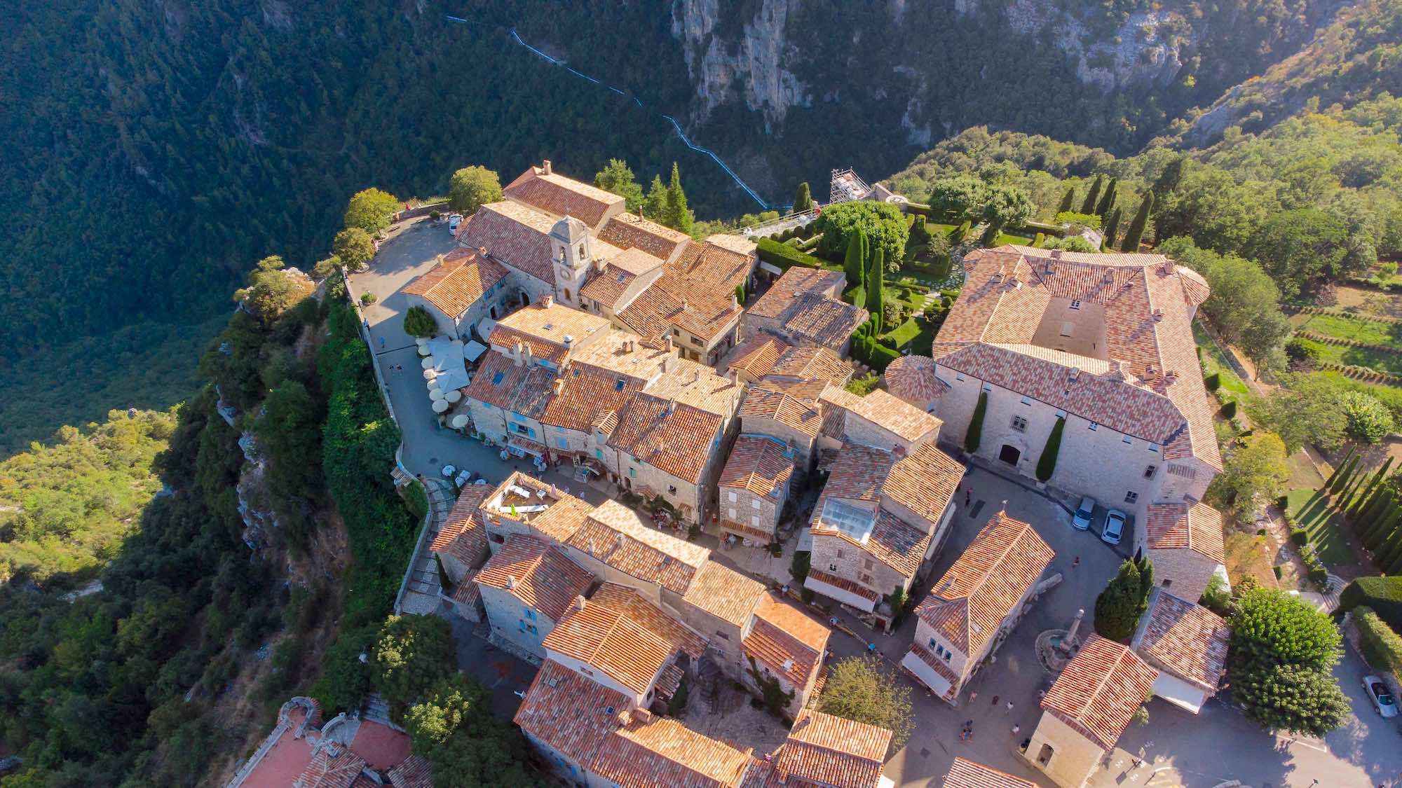 Le Mag Camping - Ce village perché isolé offre la plus belle vue de la Côte d'Azur