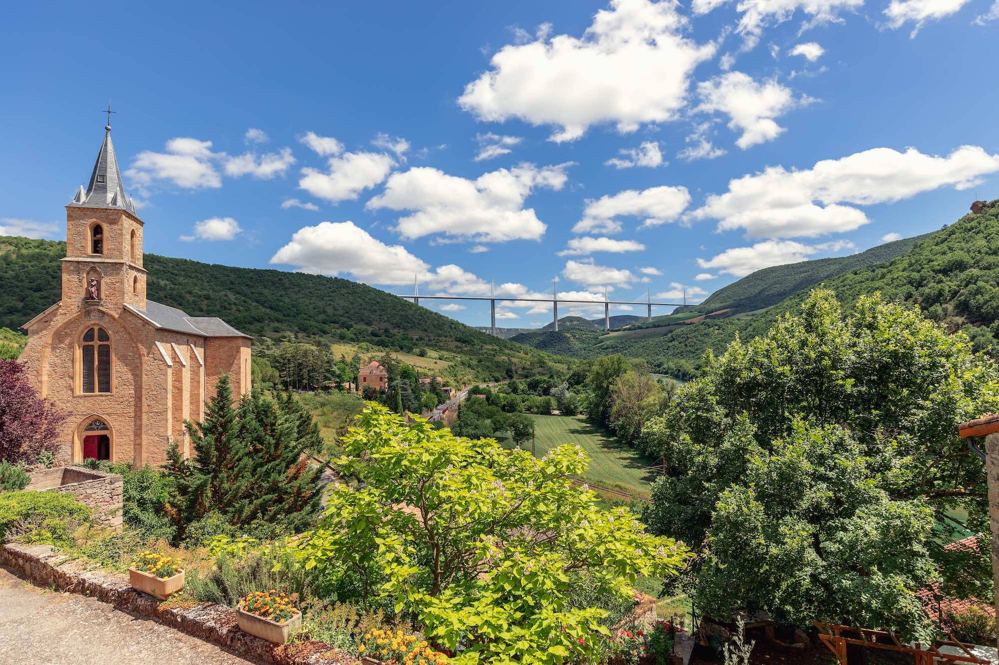 Perché sous le Viaduc de Millau, ce village troglodytique semble figé dans le temps  -  visuel 1/1