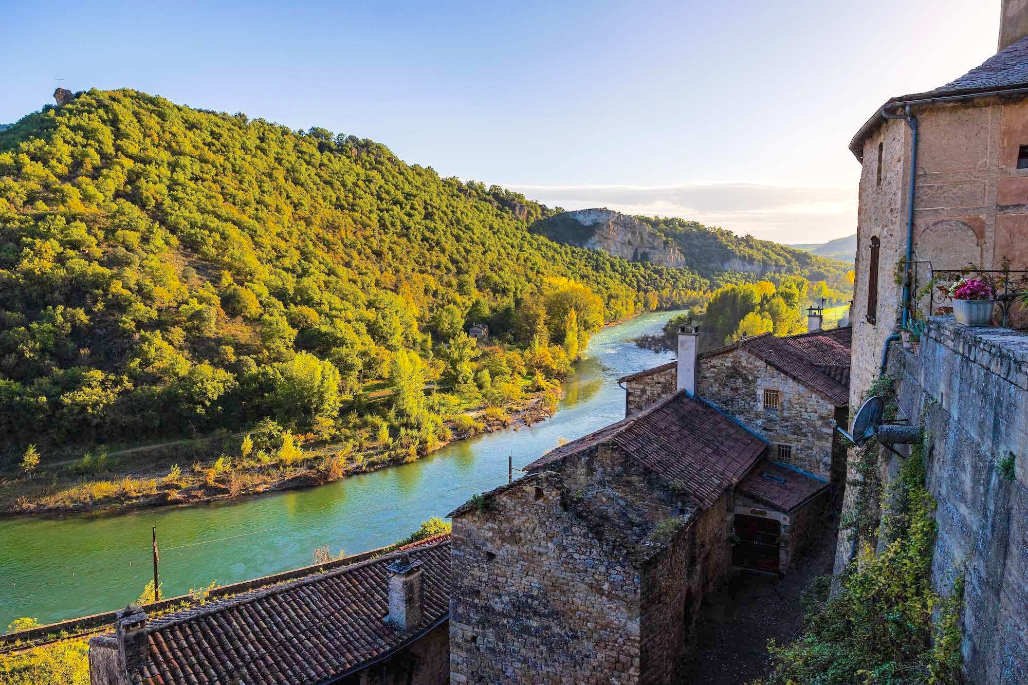 Le Mag Camping - Perché sous le Viaduc de Millau, ce village troglodytique semble figé dans le temps