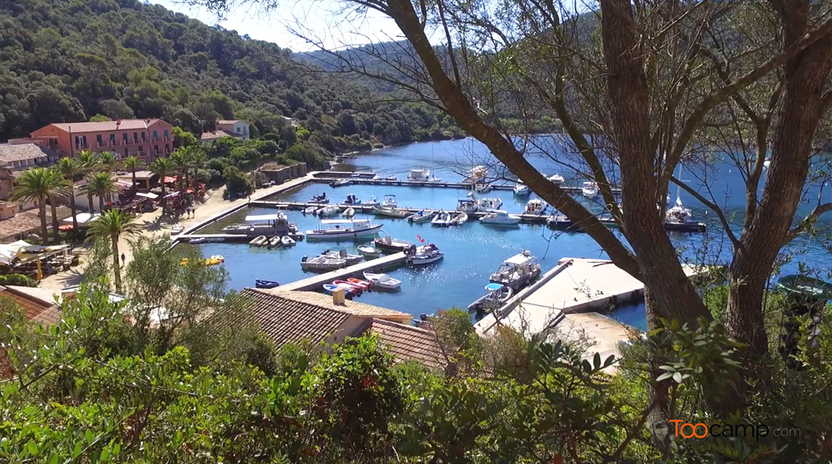 Le village de l'île de Port-Cros en vidéo  -  visuel 1/1