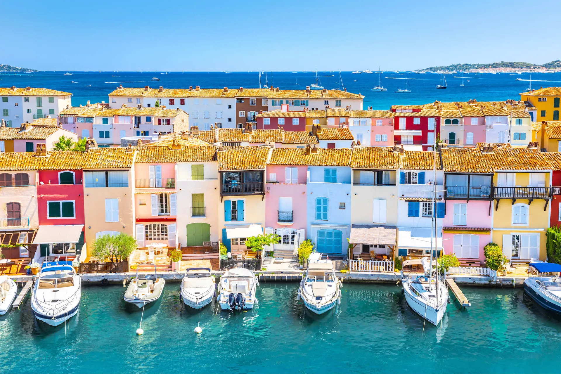 Le Mag Camping - Ce port coloré n'a rien à envier à Venise, et il est parfait pour un séjour romantique en France