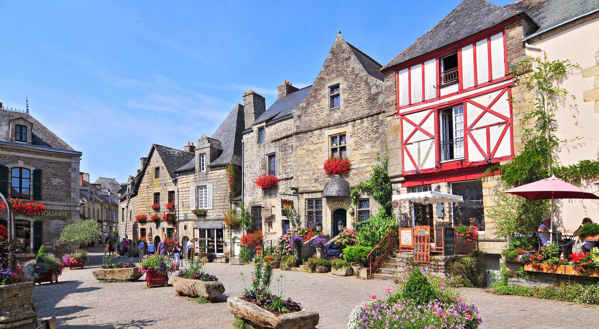Le Mag Camping - Ce village coloré de Bretagne classé parmi les Plus Beaux Villages de France que Google ne vous montrera jamais (et pourtant…)