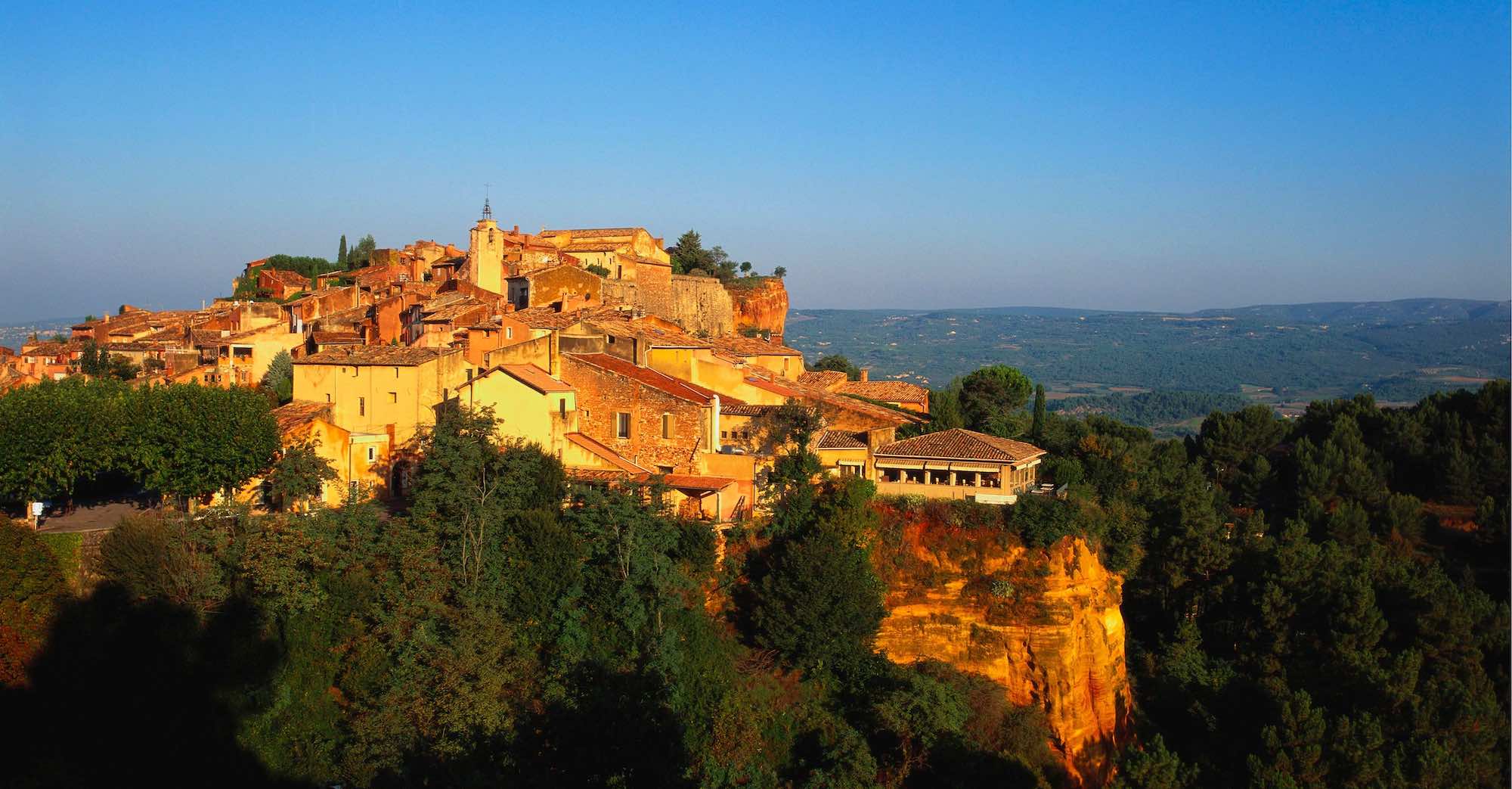 Le Mag Camping - Ce village perché en Provence semble tout droit sorti d'un conte de fées (et personne n'en parle !)