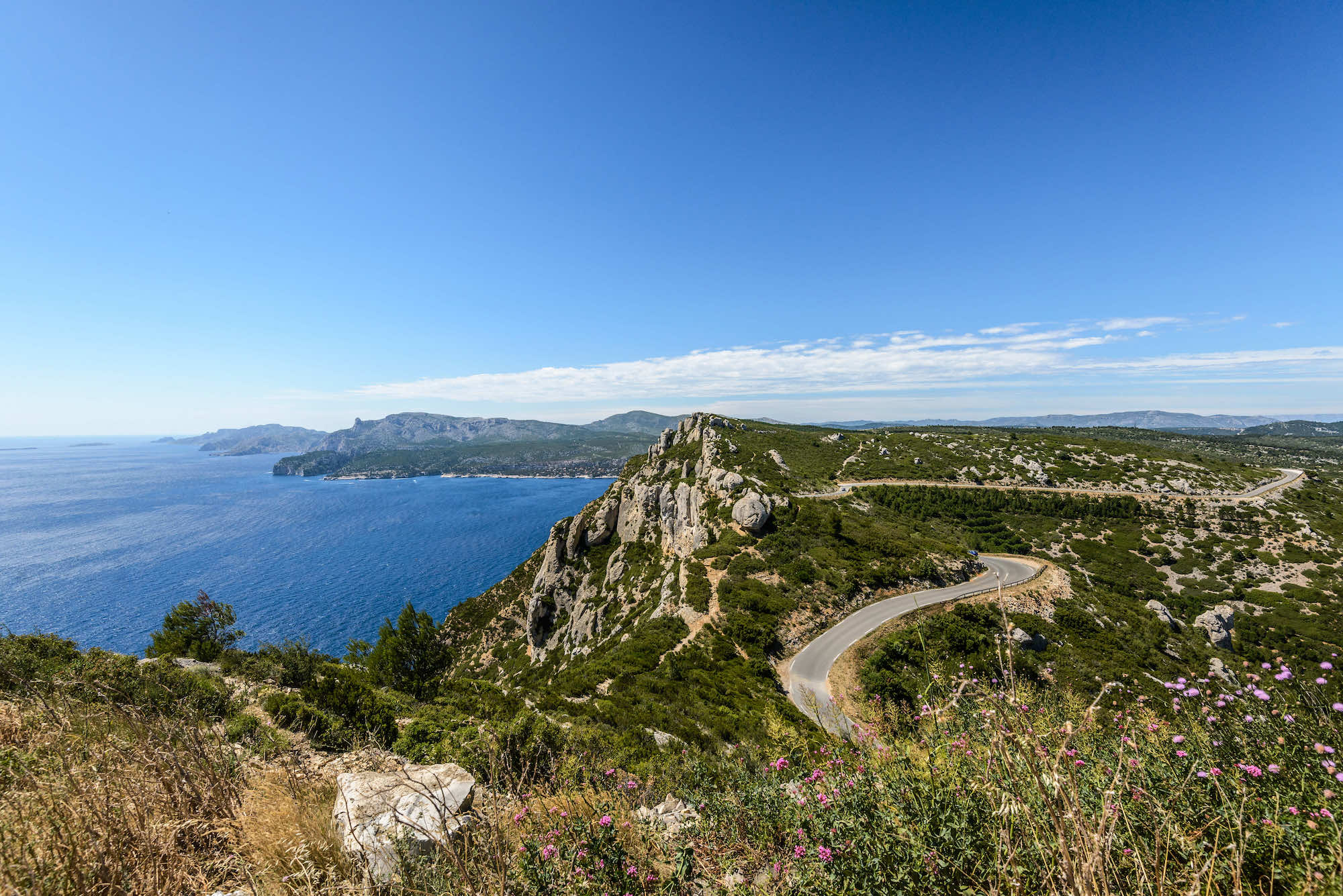 Ce port provençal, niché dans la plus belle baie du monde, est une invitation au voyage  -  visuel 1/1