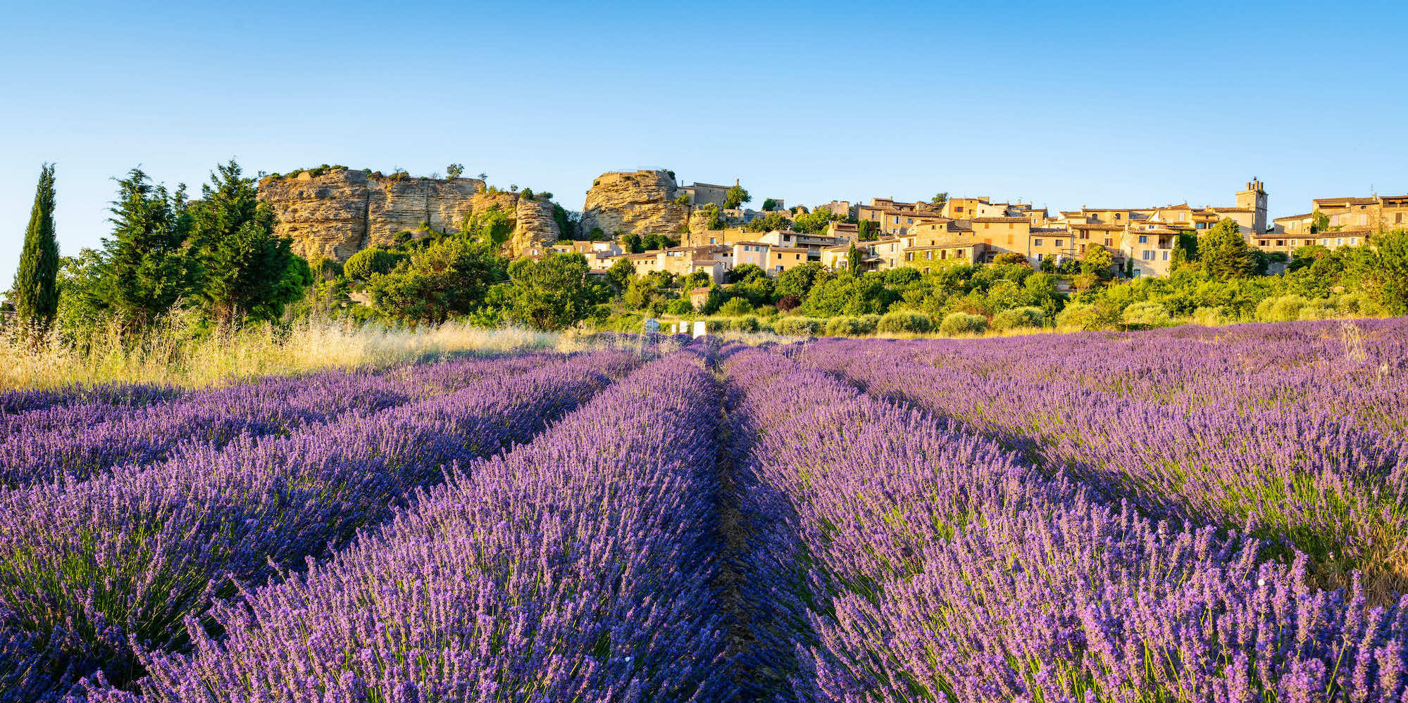Le Mag Camping - Moins connu que Gordes, ce village perché du Luberon est un paradis pour les randonneurs