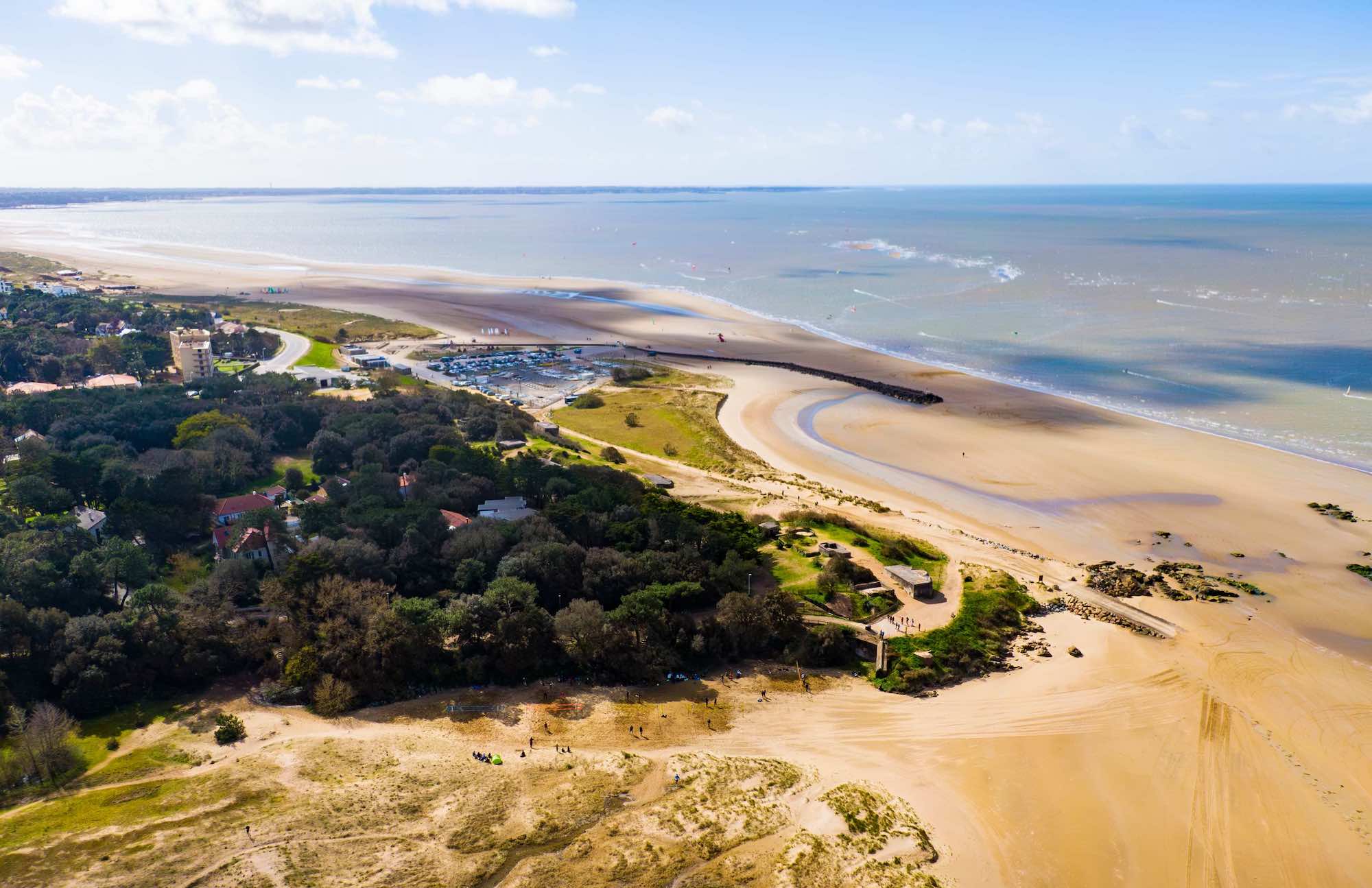 Mes pins m’ont valu le surnom d'Arcachon de la Bretagne, mais je suis en Loire-Atlantique… Qui suis-je ? background poster