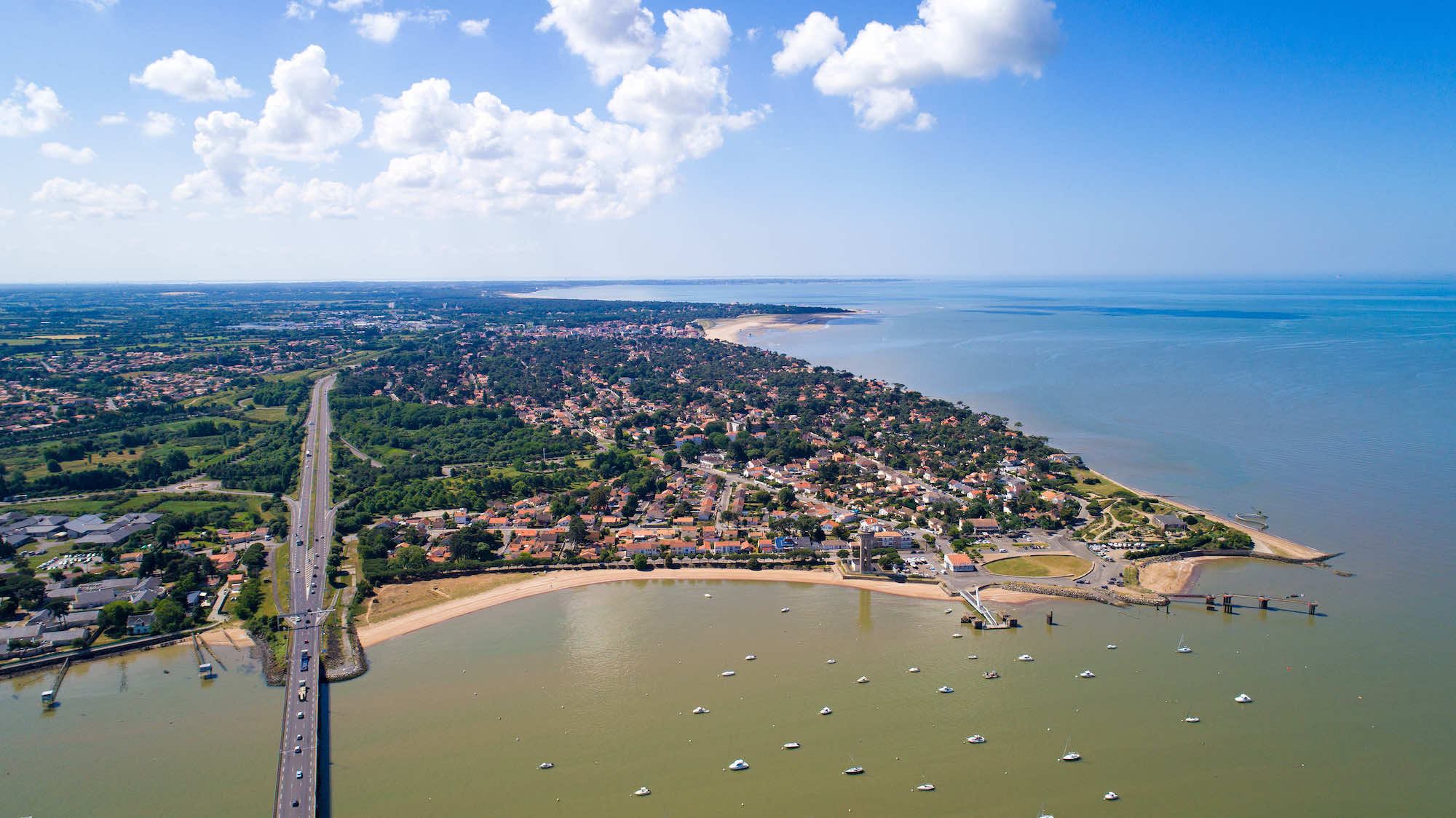 Vacances de dernière minute ? 5 campings en bord de mer en Loire-Atlantique et encore dispos en août background poster