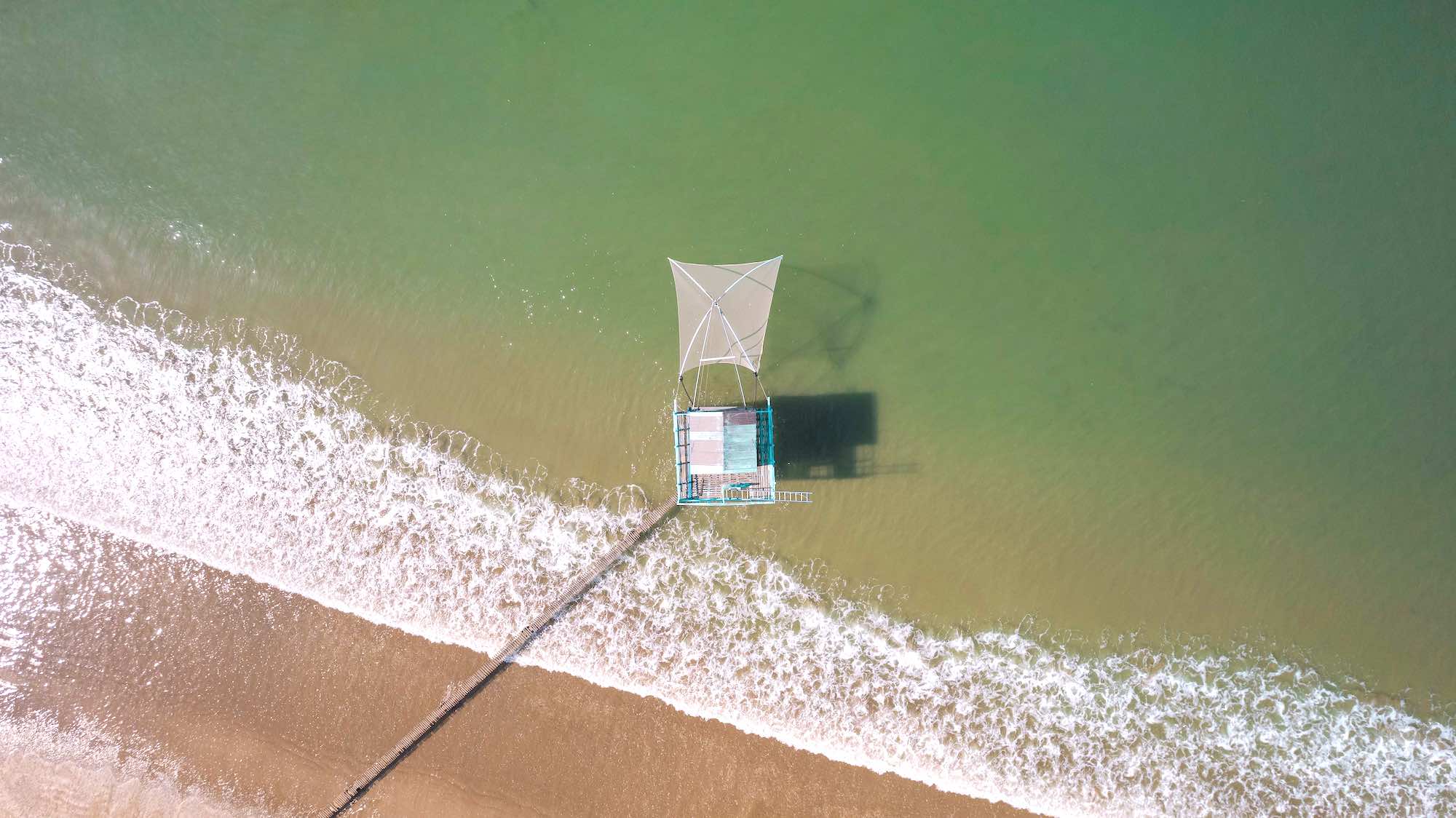À 1 heure de Nantes, peu de gens connaissent les plages sauvages de Saint-Michel-Chef-Chef avec carrelets et dunes préservées  -  visuel 1/1
