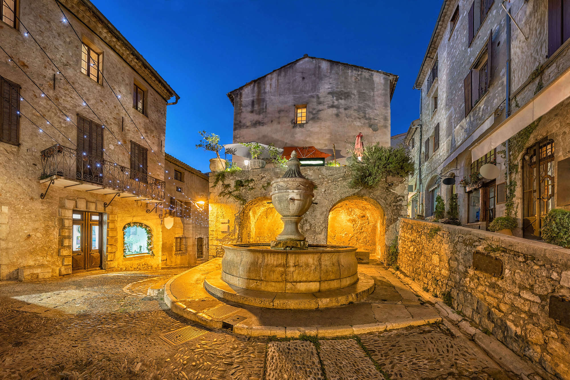 À 30 minutes de Nice, ce village perché a ensorcelé de nombreux artistes (et vous charmera aussi !)  -  visuel 1/1