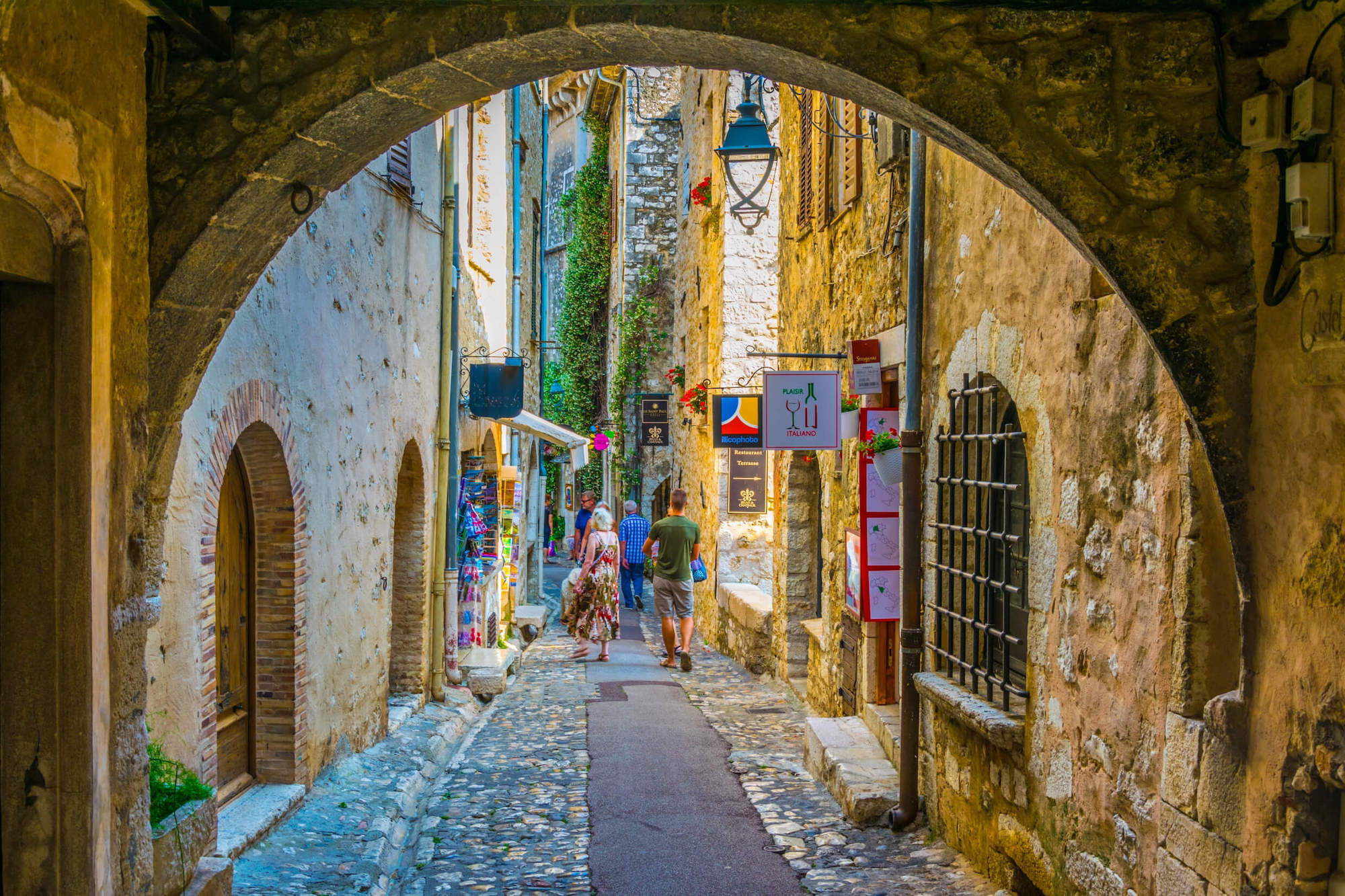 À 30 minutes de Nice, ce village perché a ensorcelé de nombreux artistes (et vous charmera aussi !)  -  visuel 1/1