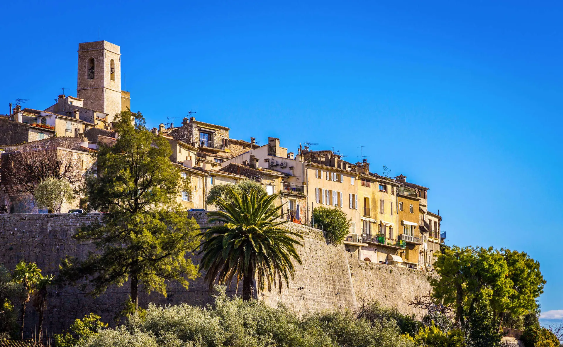 Le Mag Camping - À 30 minutes de Nice, ce village perché a ensorcelé de nombreux artistes (et vous charmera aussi !)