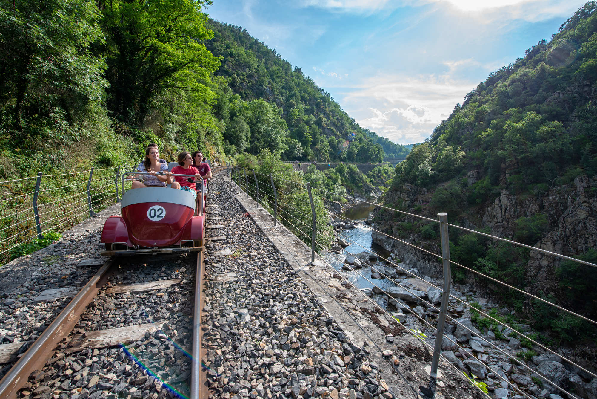 Le Mag Camping - Vivez une expérience insolite en Ardèche avec la randonnée vélorail des Gorges du Doux