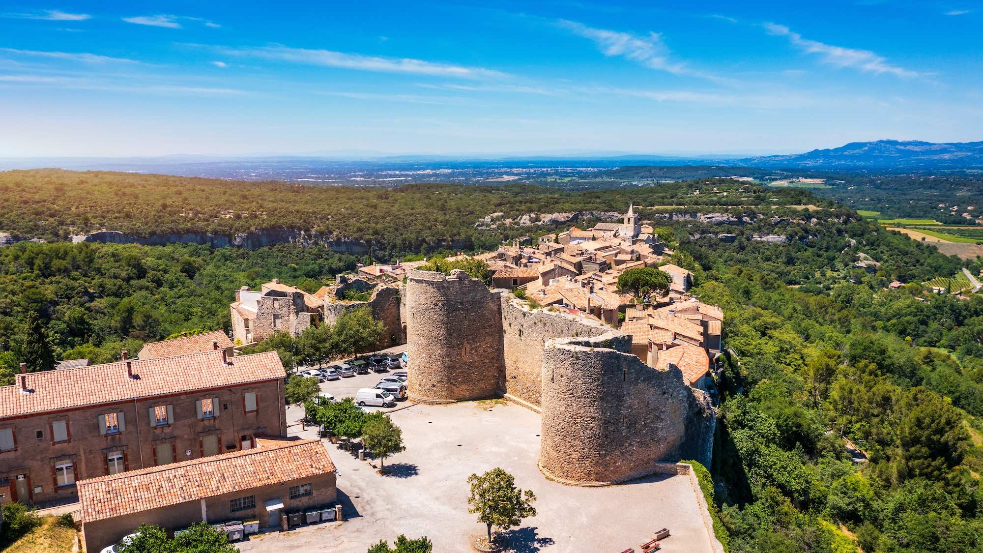 Ce village du Luberon entouré de cerisiers est l’un des plus beaux villages de France  -  visuel 1/1