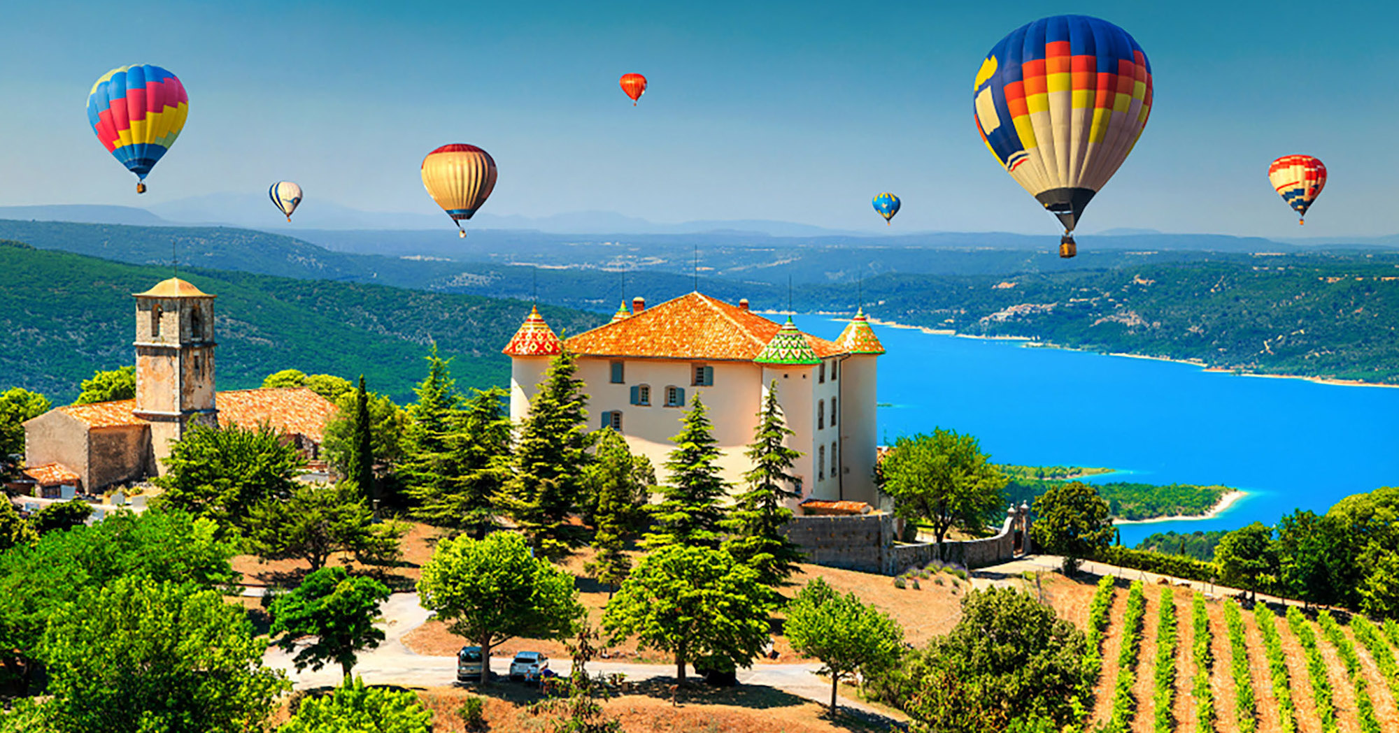 Le Mag Camping - Pourquoi ce village perché au-dessus du Verdon est le spot ultime pour admirer le Lac de Sainte-Croix
