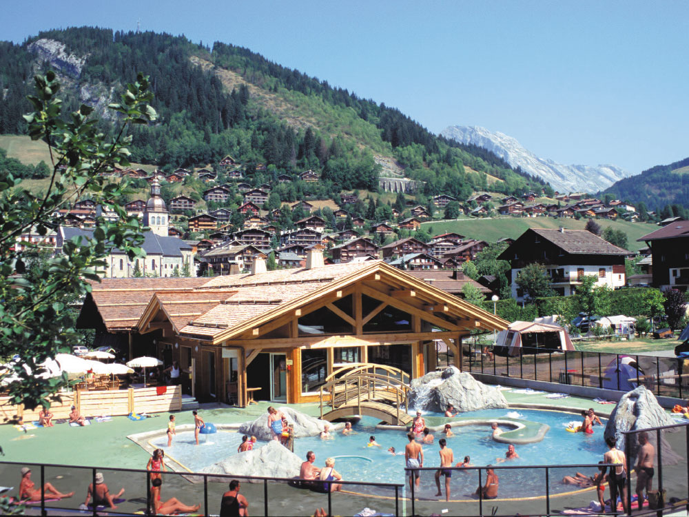 Vacances au grand bornand, présentation du domaine skiable, des activités, de la météo piscine. Grand Bornand Piscine : Camping L'Escale 3 étoiles - Le Grand-Bornand - Toocamp