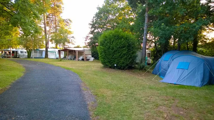 Camping - Collonges la Rouge - Limousin - Domaine du Coq Rouge - Domaine Naturiste