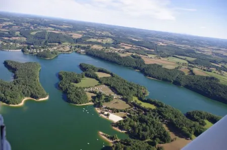 Camping - Saint-Gérons - Auvergne - Domaine du Lac