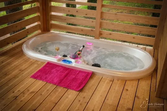 Camping - Voussac - Auvergne - Cabanes de la Petite Sapinière