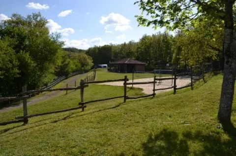 Camping - Gourdon - Midi-Pyrénées - Domaine le Quercy
