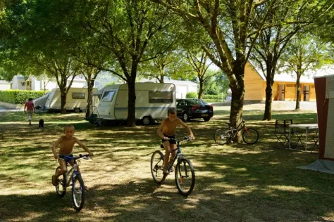Camping - Agos-Vidalos - Midi-Pyrénées - La Châtaigneraie