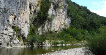 Camping - Méjannes-le-Clap - Languedoc-Roussillon - La Genèse - Domaine Naturiste