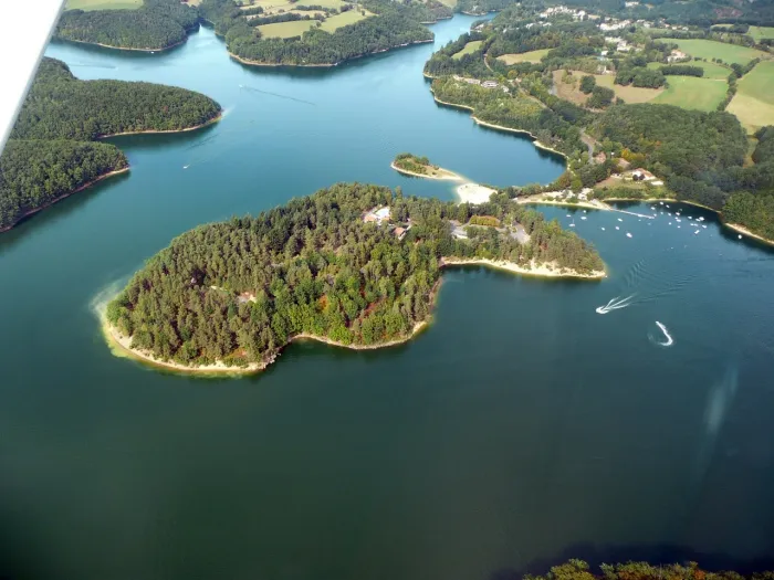 Camping - Lacapelle-Viescamp - Auvergne - La Presqu' île du Puech des Ouilhes
