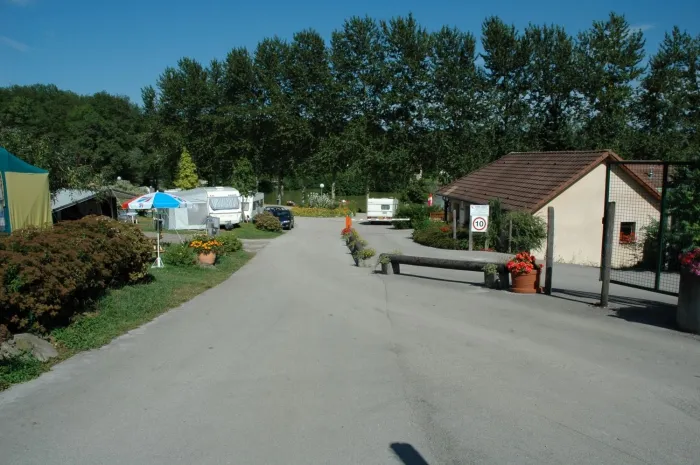 Camping - Huanne-Montmartin - Franche-Comté - Le Bois de Reveuge