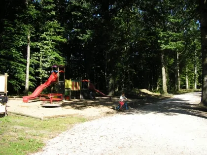 Camping - Villeneuve-les-Genêts - Bourgogne - Le Bois Guillaume
