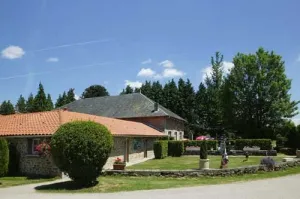 Camping - Bonnac-la-Côte - Limousin - Le Château de Leychoisier
