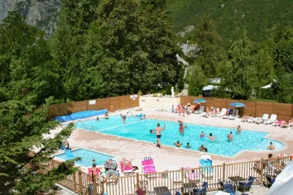 Camping - Le Bourg-d'Oisans - Rhône-Alpes - Le Château de Rochetaillée