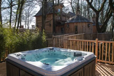 Camping - Nojals-et-Clotte - Aquitaine - Le Domaine de Puybeton - Château dans les arbres
