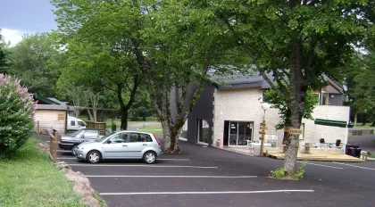 Camping - Saint-Sauves-d'Auvergne - Auvergne - Le Pont de la Dordogne