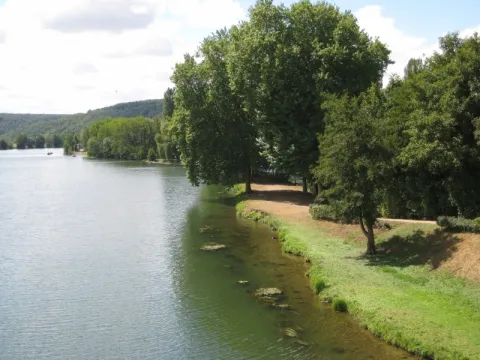 Camping - Villeneuve-sur-Yonne - Bourgogne - Le Saucil