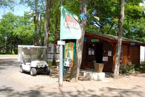 Camping - La Ville-aux-Dames - Grand Centre - Les Acacias