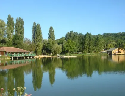 Camping - Coly - Aquitaine - Résidence Les Cottages du Lac