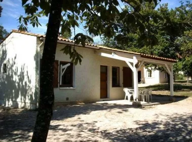 Camping - Brossac - Poitou-Charentes - Village de gîtes de l'Etang Vallier