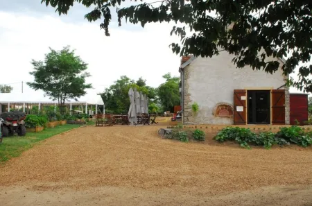 Camping - Chassenard - Auvergne - Village Toue des Demoiselles