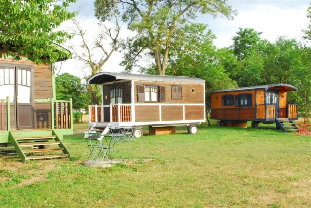 Camping - Chassenard - Auvergne - Village Toue des Demoiselles