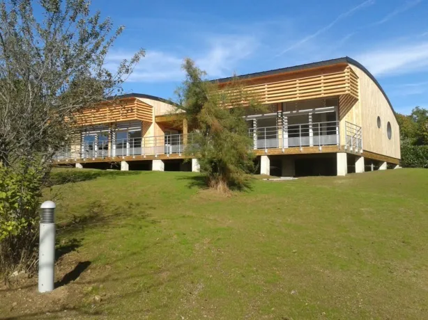 Camping - Menet - Auvergne - Village Vacances du Lac de Menet