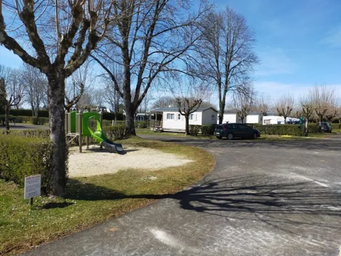 Camping - Pléaux - Auvergne - Camping L'échappée verte