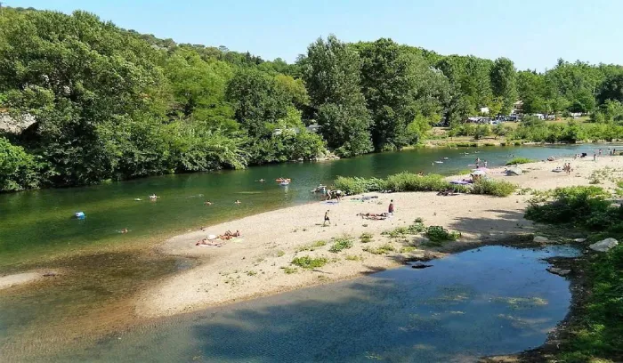 Camping - Saint-André-de-Roquepertuis - Languedoc-Roussillon - La Plage
