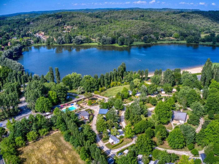 Un beau camping nature entre lacs, forêts et landes fleuries en Dordogne