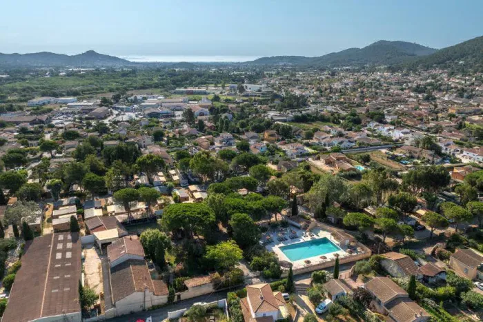 Camping - La Crau - Provence-Alpes-Côte d'Azur - Le Hameau des Pins - La moutonne