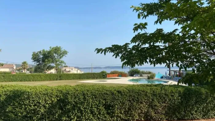Camping - Saint-Mitre-les-Remparts - Provence-Alpes-Côte d'Azur - Le Neptune