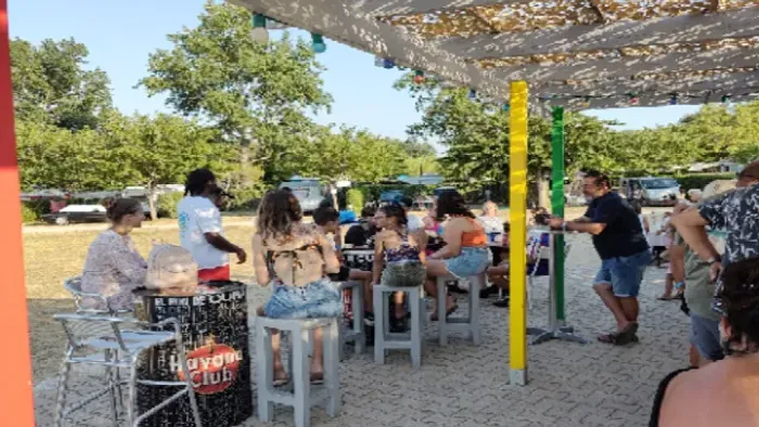 Camping - Saint-Mitre-les-Remparts - Provence-Alpes-Côte d'Azur - Le Neptune
