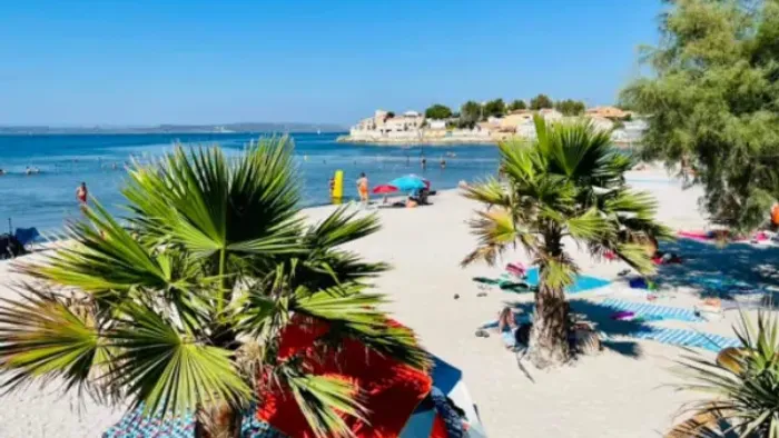Camping - Saint-Mitre-les-Remparts - Provence-Alpes-Côte d'Azur - Le Neptune