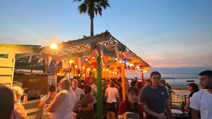 Camping - Saint-Mitre-les-Remparts - Provence-Alpes-Côte d'Azur - Le Neptune