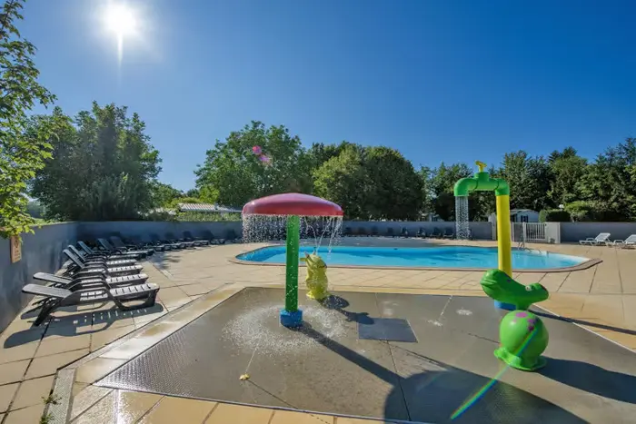 Piscine chauffée et pataugeoire en été