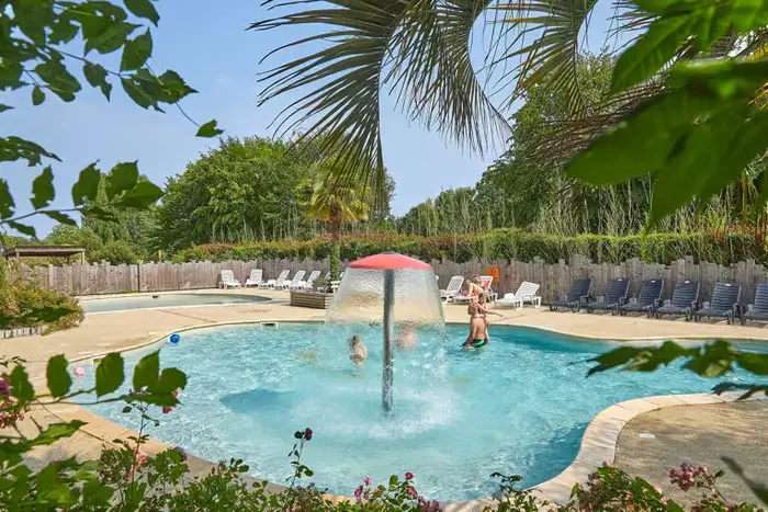 Piscine chauffée et pataugeoire en été
