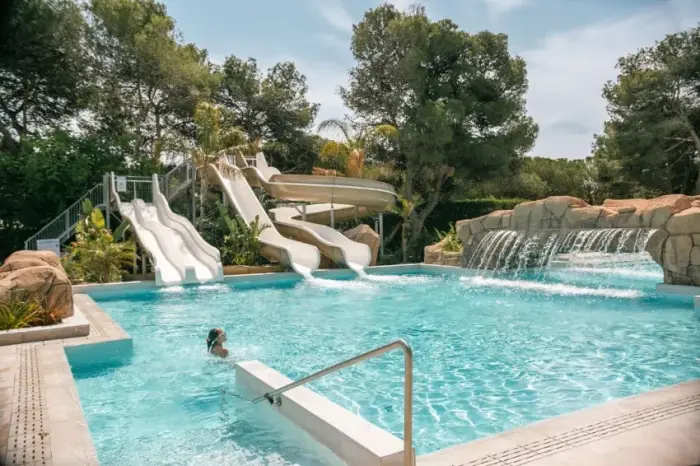 Une piscine extérieure pour l'été